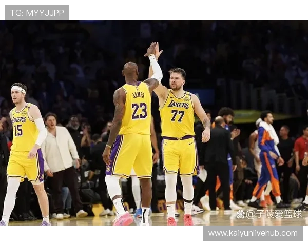 NBA季后赛激战正酣詹姆斯与库里再度对决谁能带领球队走向总冠军