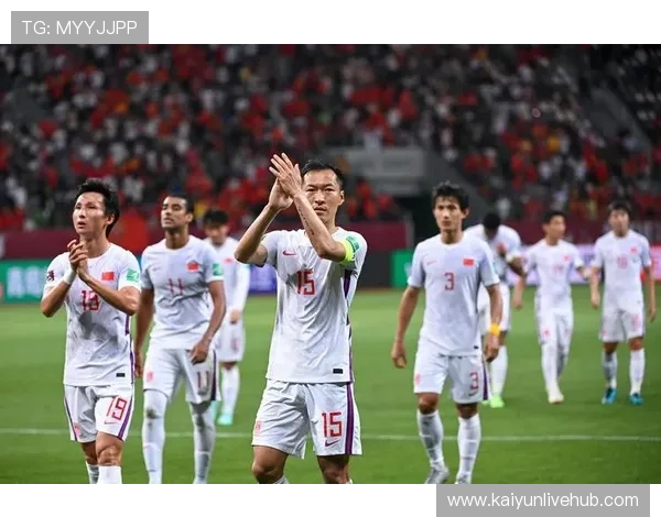 中国足球队迎战世界强队，备战世界杯预选赛全力出击